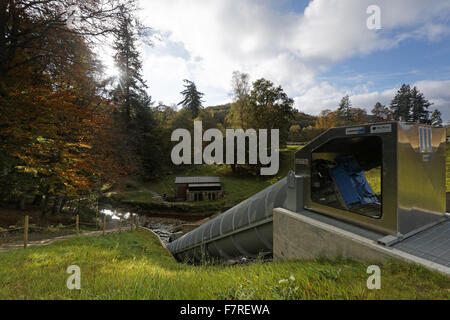 La vis d'Archimède à turbine hydro-électrique Cragside, dans le Northumberland. L'éolienne utilise l'eau du lac Tumbleton pour créer de l'électricité pour la maison à Cragside. Banque D'Images