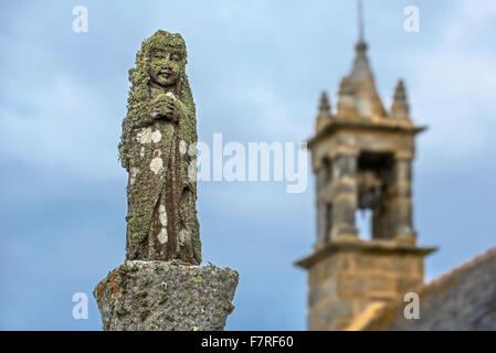 Météo-battues statue religieuse couvert de lichen à chapelle chapelle Saint-They, Pointe du Van, Cléden-Cap-Sizun, Bretagne Banque D'Images