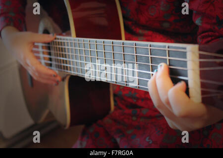 Close-up de fabricants de cordes de guitare et du conseil Banque D'Images