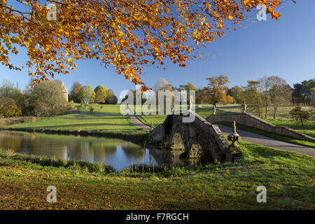 Le pont d'Oxford à l'automne à Stowe, Buckinghamshire. Stowe est un jardin paysager avec une vue magnifique, des sentiers sinueux, des promenades au bord du lac et temples classiques. Banque D'Images