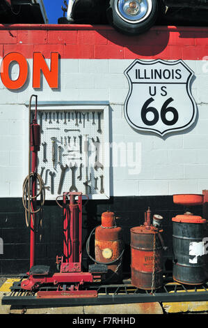 Vintage les pompes à air, outils et autres équipements dans un garage et service de remorquage sur l'ancienne Route de nous historique 66 route. Joliet, Illinois, USA. Banque D'Images