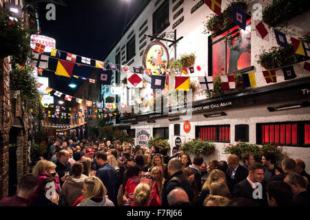 La culture de Belfast nuit foules pubs bars duc york Irlande du Nord Banque D'Images