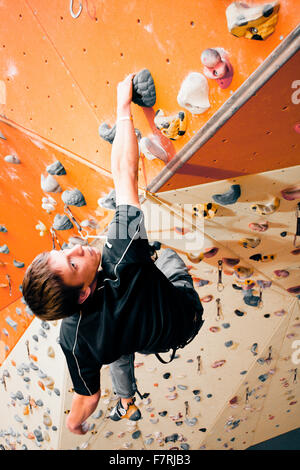 Freeclimber en salle d''escalade- topshot Banque D'Images