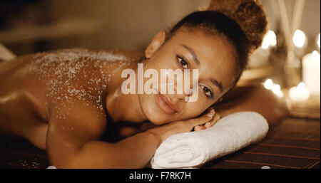 Woman Lying On Massage Table avec gommage Sel Banque D'Images