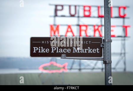 Seattle, Washington, USA. 23 Nov, 2015. Seattle's Pike Place Market a commencé en 1907 et a été conçu pour aider les petits agriculteurs et pêcheurs ainsi que les décideurs des autres marchandises. Le marché de Pike Place situé le long de la Seattle Waterfront le long de la baie Elliott et est composé de pas le long de Pike Place, une rue de la ville, mais aussi plusieurs étages en-dessous. Le Pike Place Market a subi quelques changements au fil des ans, mais a conservé son charme du vieux monde réunissant les touristes de partout dans le monde. ------- Sur la photo, un grand toit en néon visible de la rue, annonce le marché de Pike Place comme un Banque D'Images