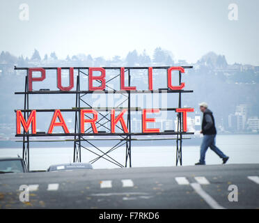 Seattle, Washington, USA. 23 Nov, 2015. Seattle's Pike Place Market a commencé en 1907 et a été conçu pour aider les petits agriculteurs et pêcheurs ainsi que les décideurs des autres marchandises. Le marché de Pike Place situé le long de la Seattle Waterfront le long de la baie Elliott et est composé de pas le long de Pike Place, une rue de la ville, mais aussi plusieurs étages en-dessous. Le Pike Place Market a subi quelques changements au fil des ans, mais a conservé son charme du vieux monde réunissant les touristes de partout dans le monde. ------- Sur la photo, un grand toit en néon visible de la rue, annonce le marché de Pike Place comme un Banque D'Images