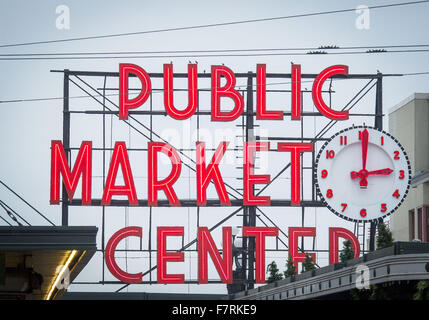 Seattle, Washington, USA. 23 Nov, 2015. Seattle's Pike Place Market a commencé en 1907 et a été conçu pour aider les petits agriculteurs et pêcheurs ainsi que les décideurs des autres marchandises. Le marché de Pike Place situé le long de la Seattle Waterfront le long de la baie Elliott et est composé de pas le long de Pike Place, une rue de la ville, mais aussi plusieurs étages en-dessous. Le Pike Place Market a subi quelques changements au fil des ans, mais a conservé son charme du vieux monde réunissant les touristes de partout dans le monde. ------- Sur la photo, une grande enseigne lumineuse à côté d'un grand réveil annonce l'entrée de Pike Place Market Banque D'Images