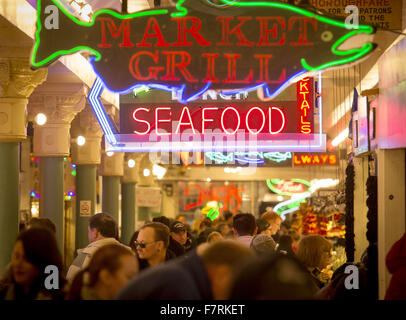 Seattle, Washington, USA. 23 Nov, 2015. Seattle's Pike Place Market a commencé en 1907 et a été conçu pour aider les petits agriculteurs et pêcheurs ainsi que les décideurs des autres marchandises. Le marché de Pike Place situé le long de la Seattle Waterfront le long de la baie Elliott et est composé de pas le long de Pike Place, une rue de la ville, mais aussi plusieurs étages en-dessous. Le Pike Place Market a subi quelques changements au fil des ans, mais a conservé son charme du vieux monde réunissant les touristes de partout dans le monde. ------- Sur la photo, à l'intérieur de Pike Place Market, des enseignes au néon avec thèmes poissons note sur les aliments de spécialité comme sho Banque D'Images