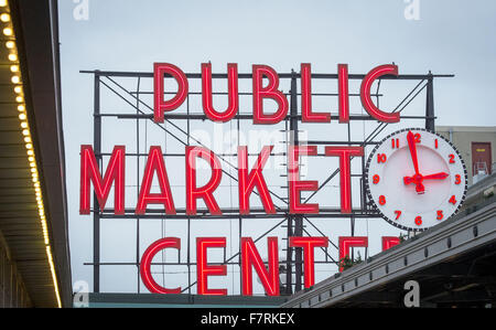 Seattle, Washington, USA. 23 Nov, 2015. Seattle's Pike Place Market a commencé en 1907 et a été conçu pour aider les petits agriculteurs et pêcheurs ainsi que les décideurs des autres marchandises. Le marché de Pike Place situé le long de la Seattle Waterfront le long de la baie Elliott et est composé de pas le long de Pike Place, une rue de la ville, mais aussi plusieurs étages en-dessous. Le Pike Place Market a subi quelques changements au fil des ans, mais a conservé son charme du vieux monde réunissant les touristes de partout dans le monde. ------- Sur la photo, une grande enseigne lumineuse à côté d'un grand réveil annonce l'entrée de Pike Place Market Banque D'Images