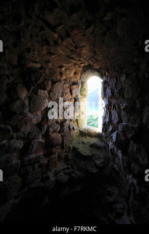 /Arrowslit fenêtre au Château de la hausse à Norfolk, en Angleterre. Banque D'Images