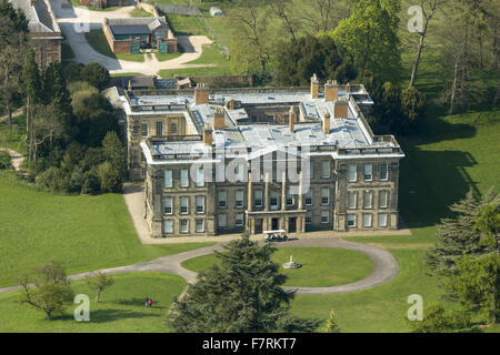 Une vue aérienne de Calke Abbey, Derbyshire. Il y a de beaux, mais s'est évanoui, jardins clos et l'orangerie, auricula theatre et cuisine jardins à découvrir. Banque D'Images