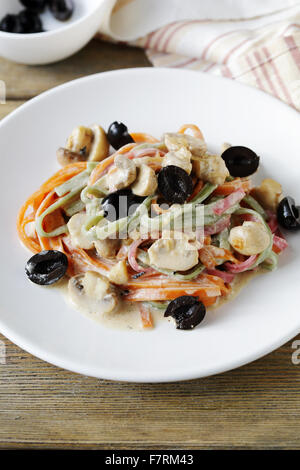 Pâtes avec sauce aux champignons sur la plaque Banque D'Images