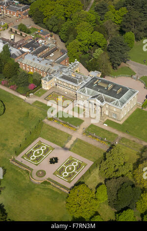 Une vue aérienne de Tatton Park, Cheshire. Le début du 19ème siècle de Wyatt House se trouve au milieu de 400 hectares d'un parc à cerfs. Banque D'Images