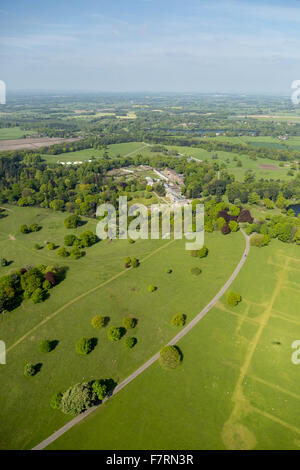 Une vue aérienne de Tatton Park, Cheshire. Le début du 19ème siècle de Wyatt House se trouve au milieu de 400 hectares d'un parc à cerfs. Banque D'Images