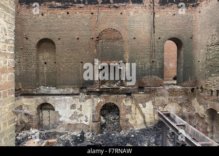 Une vue intérieure (de la façade sud) de ce qui était le Palladio et la chasse, et montrant le sous-sol après l'incendie. L'incendie a éclaté le mercredi 29 avril à Clandon Park, un manoir du xviiie siècle. L'incendie s'est propagé à travers le bâtiment et causé Banque D'Images