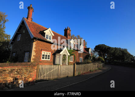 Les Cottages du château d'augmenter, Norfolk, Angleterre, Royaume-Uni. Banque D'Images