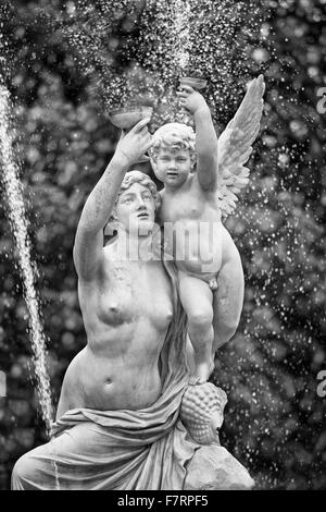 La fontaine de l'amour à Cliveden, dans le Buckinghamshire. Niché au-dessus de la Tamise avec une vue panoramique sur la campagne du Berkshire, ces jardins saisir la splendeur d'antan. Banque D'Images