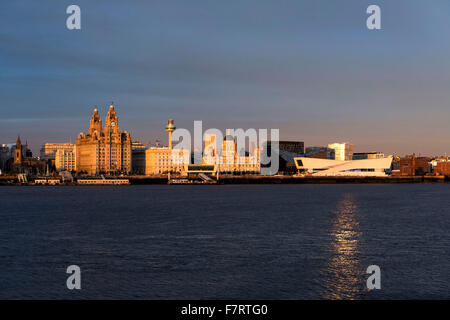 Liverpool City à partir de la Mersey au coucher du soleil, en Angleterre, Royaume-Uni Banque D'Images