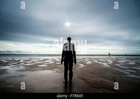 Un autre endroit Statues de Antony Gormley Crosby Beach Liverpool, Angleterre Royaume-Uni Banque D'Images