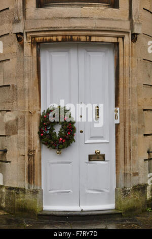 Couronne de Noël sur porte avant blanc Banque D'Images