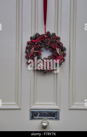 Couronne de Noël sur porte avant blanc Banque D'Images