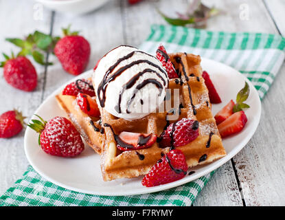 Belgique gaufres aux fraises et de la crème glacée on white plate Banque D'Images