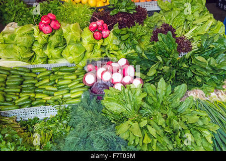 Salade et herbes fraîches à un marché à Istanbul Banque D'Images