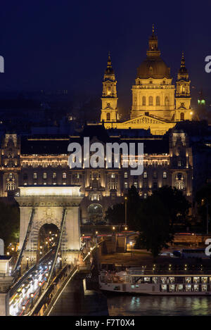 Voir à partir de la rive du Danube Buda sur la lutte antiparasitaire avec chainbridge, Palais Gresham et St.Stephan, Budapest, Hongrie, du patrimoine mondial de l'UNESCO Banque D'Images