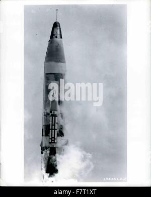 1959 - s'élevant dans le ciel de Floride depuis son lancement à l'Armée de l'air Centre d'essai de missiles, Cap Canaveral, en Floride, une armée de l'air ''Atlas'' missile balistique intercontinental est affichée au cours de l'un d'une série de tirs d'essai. La ''Atlas'' est en cours de développement pour l'Armée de l'air par Convair Division, General Dynmidos Corporation. Photos : ''Official U.S. Air Force Photo' © Keystone Photos USA/ZUMAPRESS.com/Alamy Live News Banque D'Images