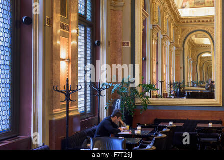 Dans Book-Café ancien grand magasin Párizsi Nagy Áruház, Andrássy út 39, Budapest, Hongrie, patrimoine mondial Banque D'Images