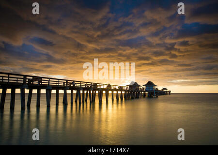 Coucher de soleil sur la jetée et le golfe du Mexique, Naples, Florida, USA Banque D'Images