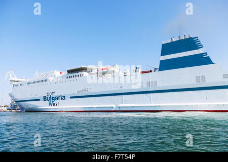 Burgas, Bulgarie - Juillet 22, 2014 : White cargo navire amarré dans le port de Burgas, Bulgarie Banque D'Images