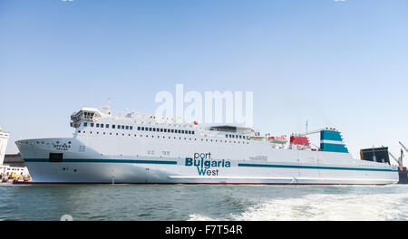 Burgas, Bulgarie - Juillet 22, 2014 : White cargo amarré à port de poissons de Burgas, Bulgarie Banque D'Images