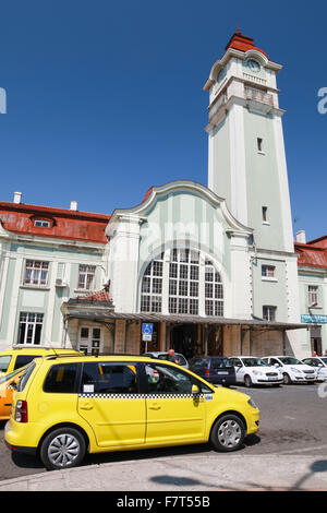 Burgas, Bulgarie - 23 juillet 2014 : Yellow taxi voiture garée près de la gare ferroviaire de passagers central de Burgas Banque D'Images