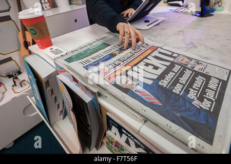 Journaux à vendre dans 'le nouveau peuplement' dans la station de métro Union Square à New York est considérée le Mercredi, Décembre 2, 2015. La pièce lumineuse 150 pieds carrés d'espace de vente au détail vend un commissaire : assortiment de haut de gamme et de produits d'accueil, ainsi que des publications. Des éléments tels que des fournitures artistiques, des cadeaux, des sacs et autres produits sont vendus via une entente avec leurs fournisseurs. (© Richard B. Levine) Banque D'Images