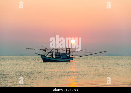 Bateau dans la mer au coucher du soleil, en face des petites îles, Koh Samui, Golfe de Thailande, Thaïlande Banque D'Images