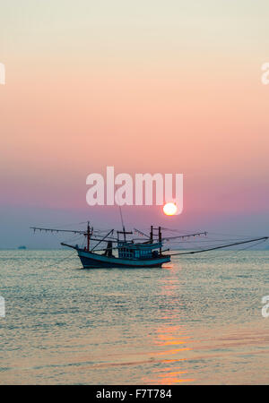 Bateau dans la mer au coucher du soleil, en face des petites îles, Koh Samui, Golfe de Thailande, Thaïlande Banque D'Images