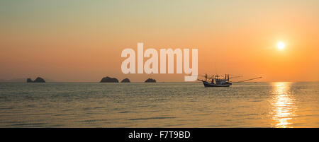 Bateau dans la mer au coucher du soleil en face des petites îles, Koh Samui, Golfe de Thailande, Thaïlande Banque D'Images