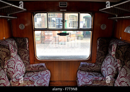 Compartiment vide, première classe du train à vapeur historique North Norfolk Pavot ferroviaire Ligne, Sheringham, Norfolk, Royaume-Uni Banque D'Images