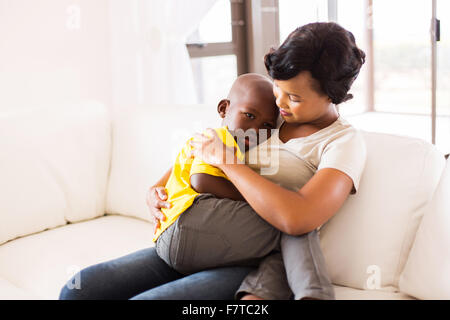 African American mother hugging son fils à la maison Banque D'Images