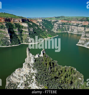 Rock point au-dessus du lac Bighorn à bouche de black canyon, près de Fort Smith, Montana Banque D'Images