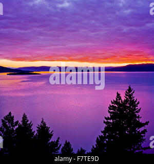 Coucher de soleil sur le lac Flathead Lake près de polson, Montana Banque D'Images