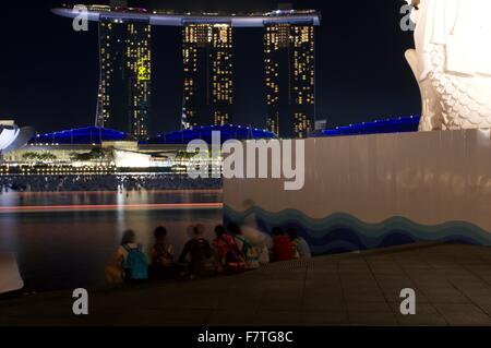 Marina Bay, Singapour envoyer dans la nuit avec une longue exposition Banque D'Images