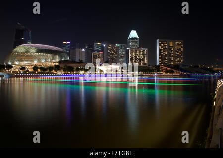 Une belle vue de la nuit de Singapour marina cours avec esplanade, Marina Bay sand, et pont d'éclairage Banque D'Images