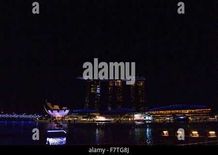 Marina Bay, Singapour envoyer dans la nuit avec une longue exposition Banque D'Images