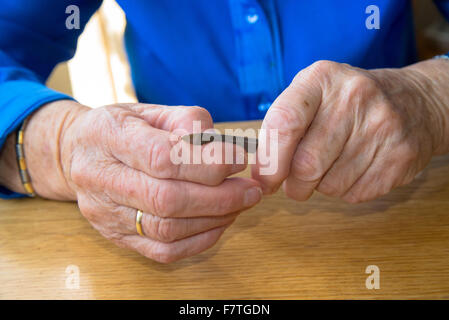 Mains de vieille femme ongles polissage Banque D'Images