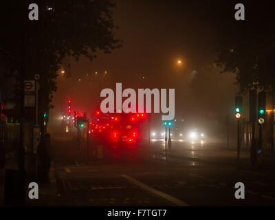 Descentes d'une couche de brouillard au-dessus de Londres menant à une mauvaise visibilité sur Vauxhall Bridge Road. Le sommet de Big Ben et le London Eye a disparu sous la couche de brouillard brumeux. Comprend : Voir Où : London, Royaume-Uni Quand : 02 Nov 2015 Banque D'Images