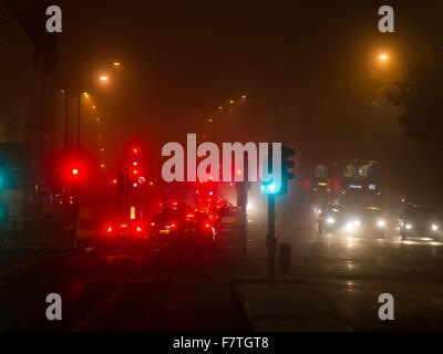 Descentes d'une couche de brouillard au-dessus de Londres menant à une mauvaise visibilité sur Vauxhall Bridge Road. Le sommet de Big Ben et le London Eye a disparu sous la couche de brouillard brumeux. Comprend : Voir Où : London, Royaume-Uni Quand : 02 Nov 2015 Banque D'Images