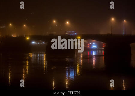 Descentes d'une couche de brouillard au-dessus de Londres menant à une mauvaise visibilité sur Vauxhall Bridge Road. Le sommet de Big Ben et le London Eye a disparu sous la couche de brouillard brumeux. Comprend : Voir Où : London, Royaume-Uni Quand : 02 Nov 2015 Banque D'Images