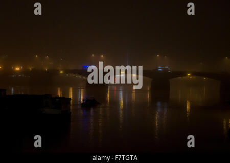 Descentes d'une couche de brouillard au-dessus de Londres menant à une mauvaise visibilité sur Vauxhall Bridge Road. Le sommet de Big Ben et le London Eye a disparu sous la couche de brouillard brumeux. Comprend : Voir Où : London, Royaume-Uni Quand : 02 Nov 2015 Banque D'Images